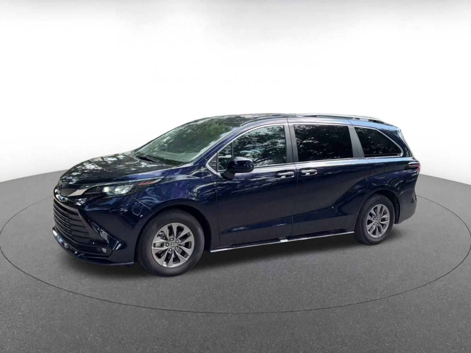 Used 2025 Toyota Sienna XLE FWD image 7