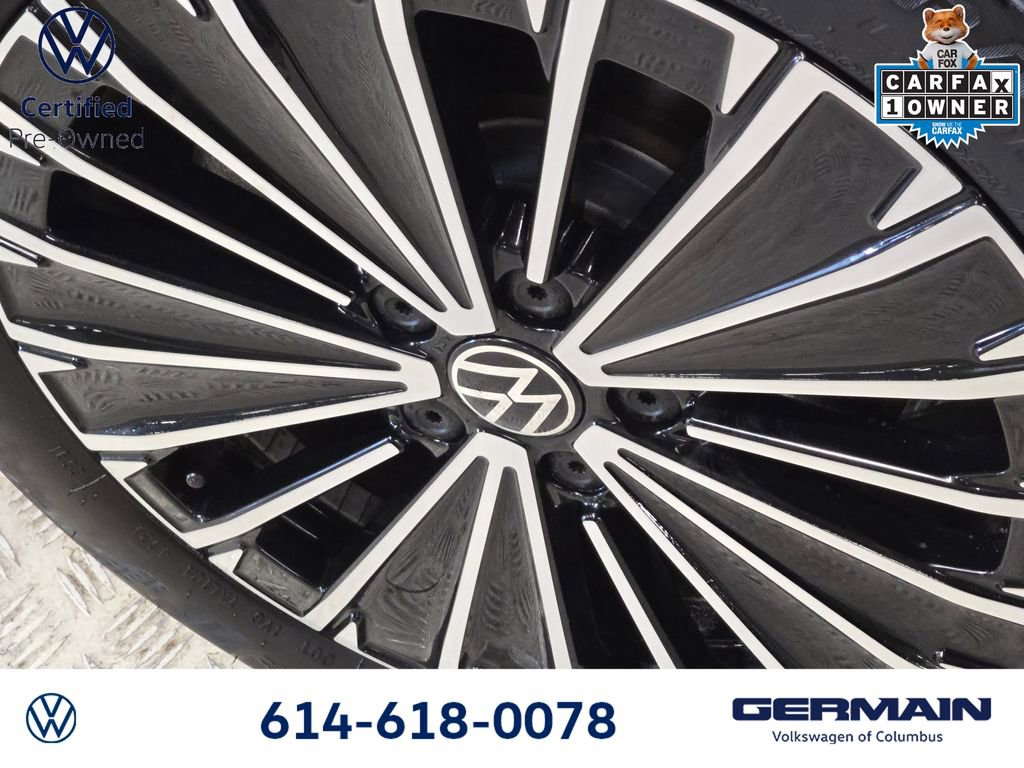 Used 2025 Volkswagen Taos SE w/ Panoramic Sunroof Package FWD image 12