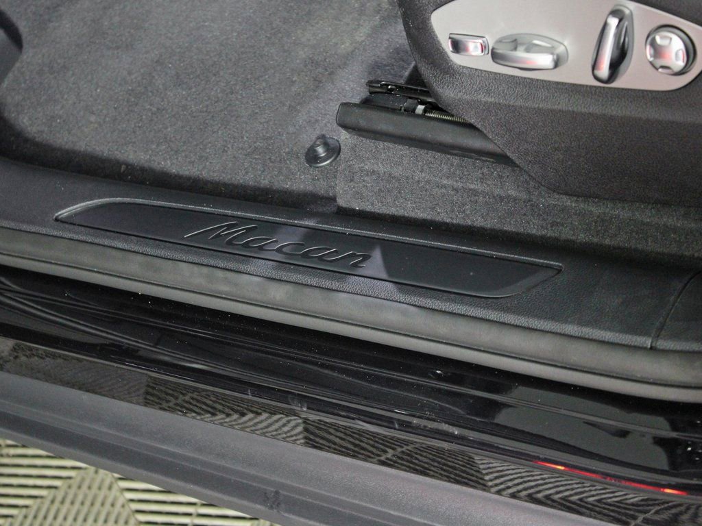 Certified 2025 Porsche Macan image 17