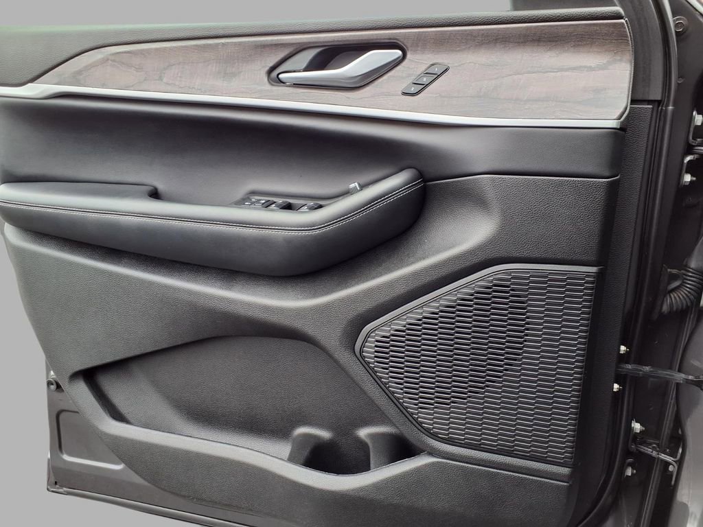 Used 2023 Jeep Grand Cherokee L Limited w/ Black Appearance Package image 18