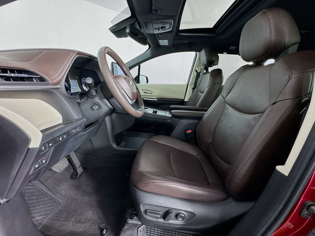 Used 2024 Toyota Sienna Platinum FWD image 15