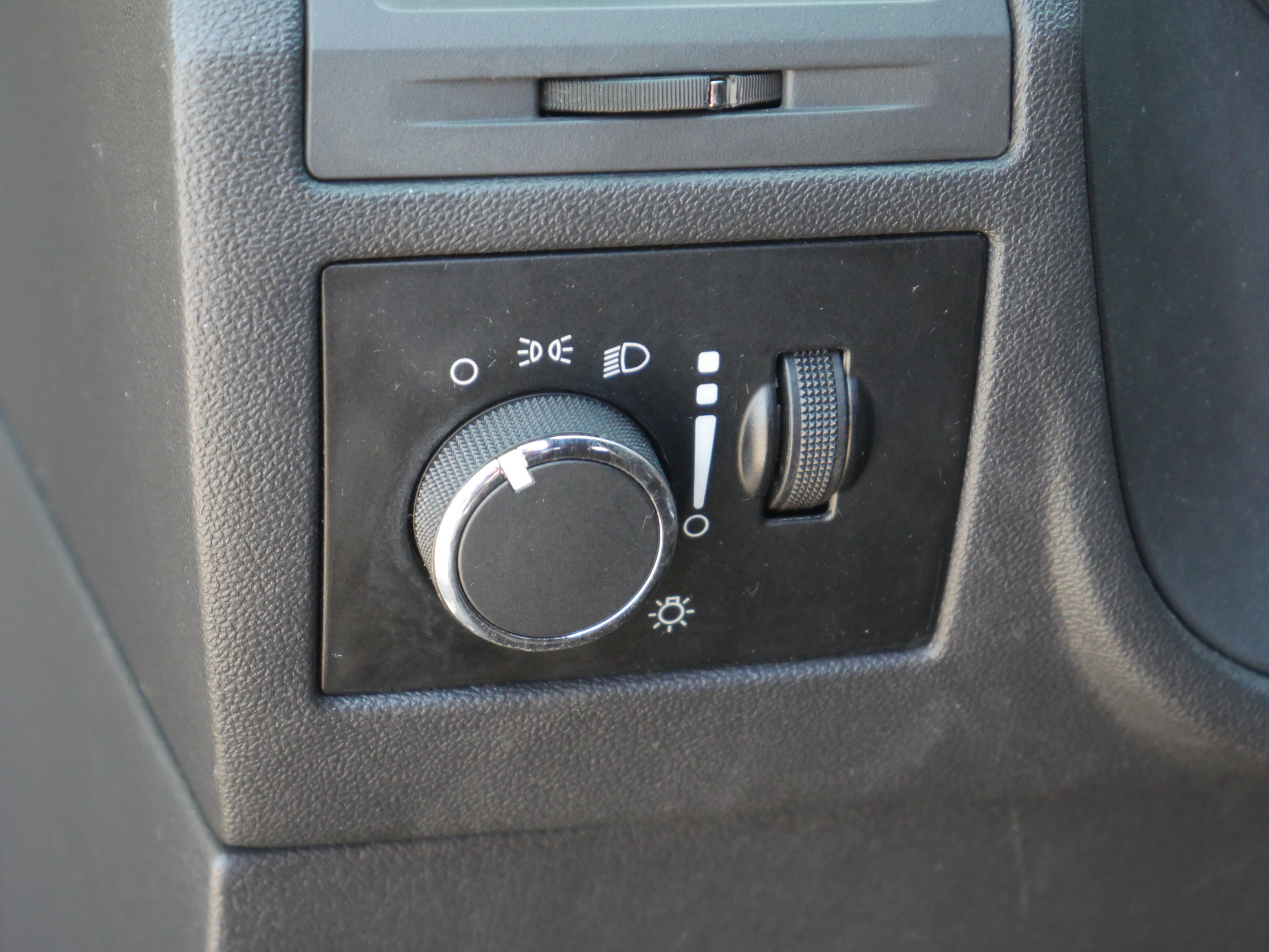 Used 2013 Dodge Challenger SXT RWD image 5