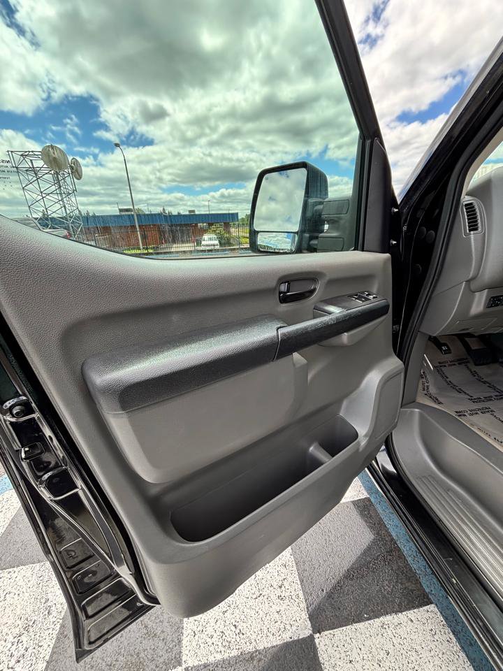 Used 2017 Nissan NV 3500 SL RWD image 10