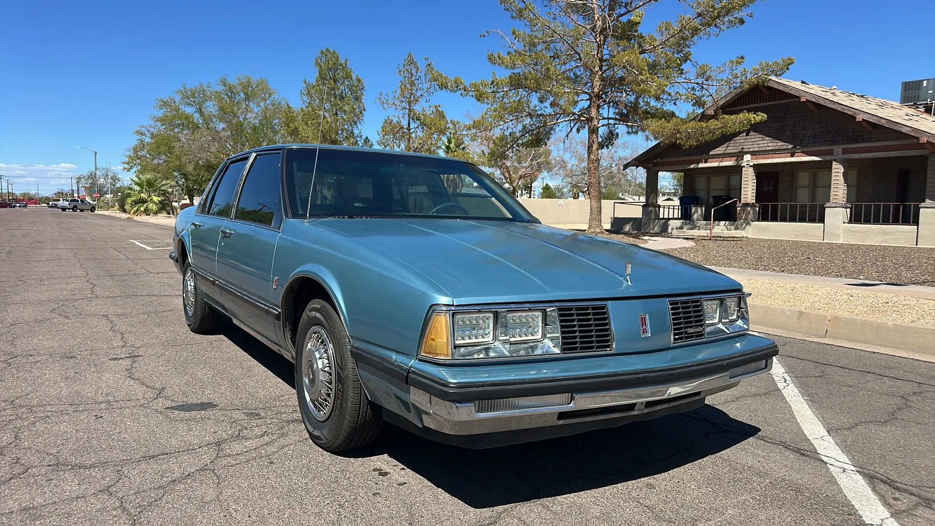 Used 1990 Oldsmobile 88 Royale Brougham image 2