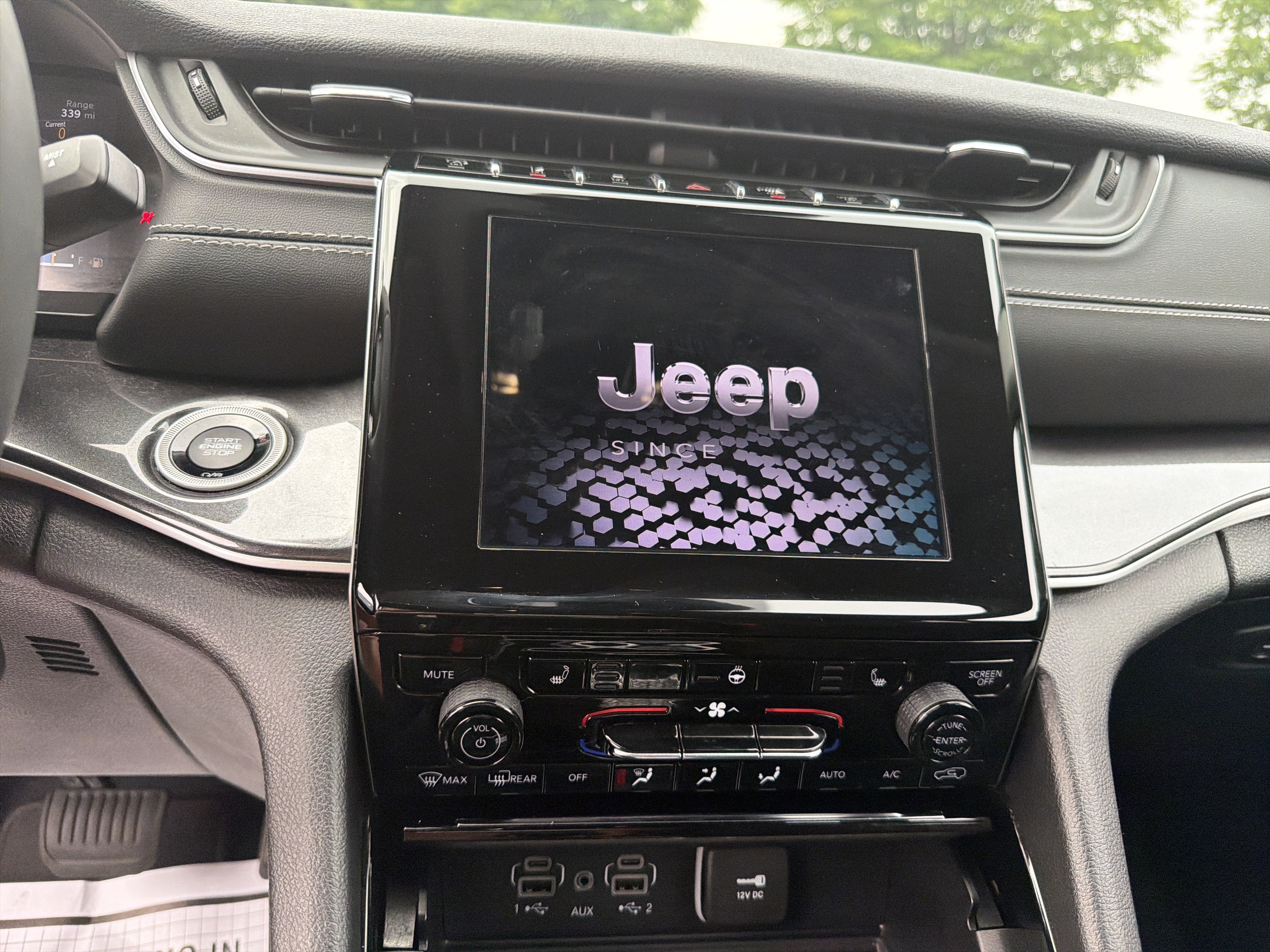 Certified 2023 Jeep Grand Cherokee Laredo w/ Luxury Tech Group I AWD/4WD image 19