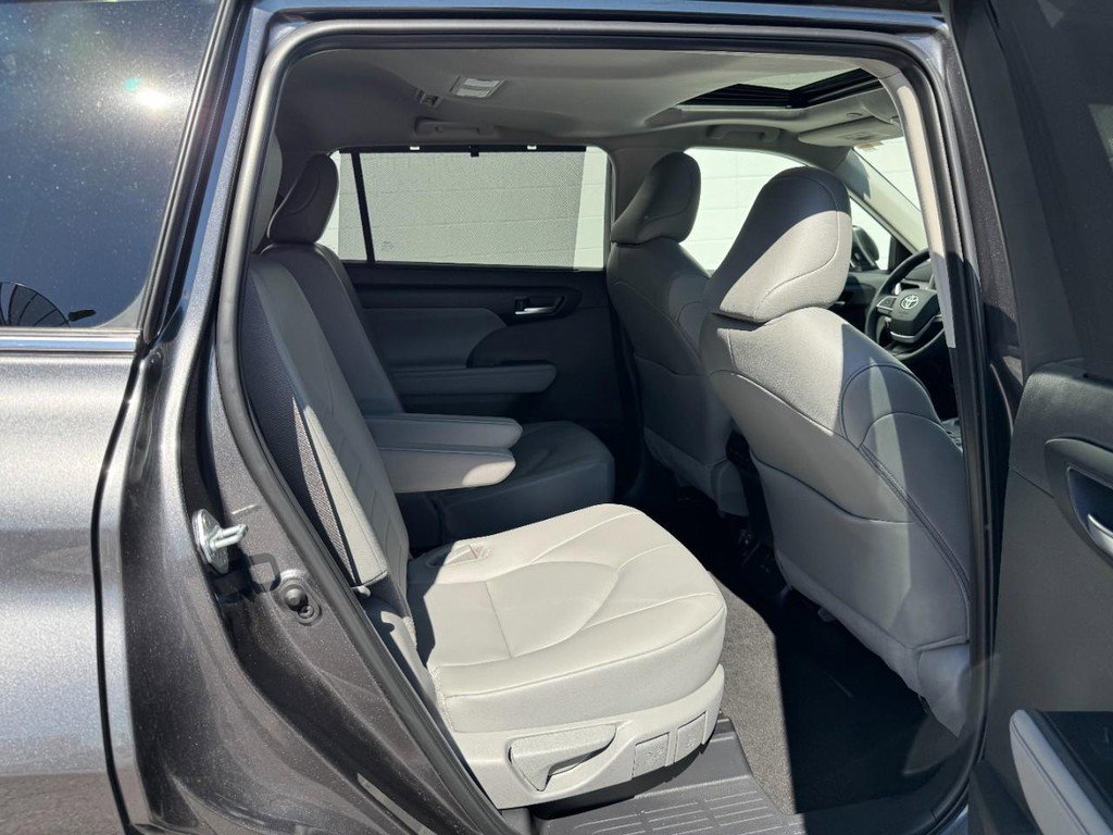 Used 2025 Toyota Highlander AWD image 10