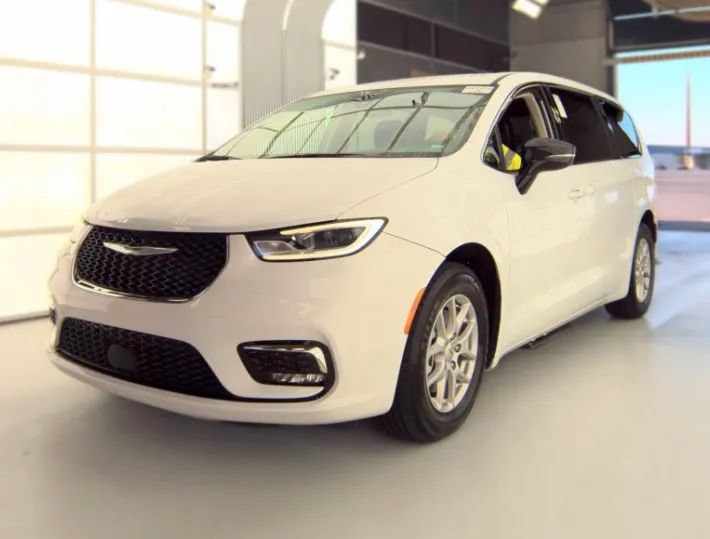 Used 2024 Chrysler Pacifica Touring-L FWD image 1