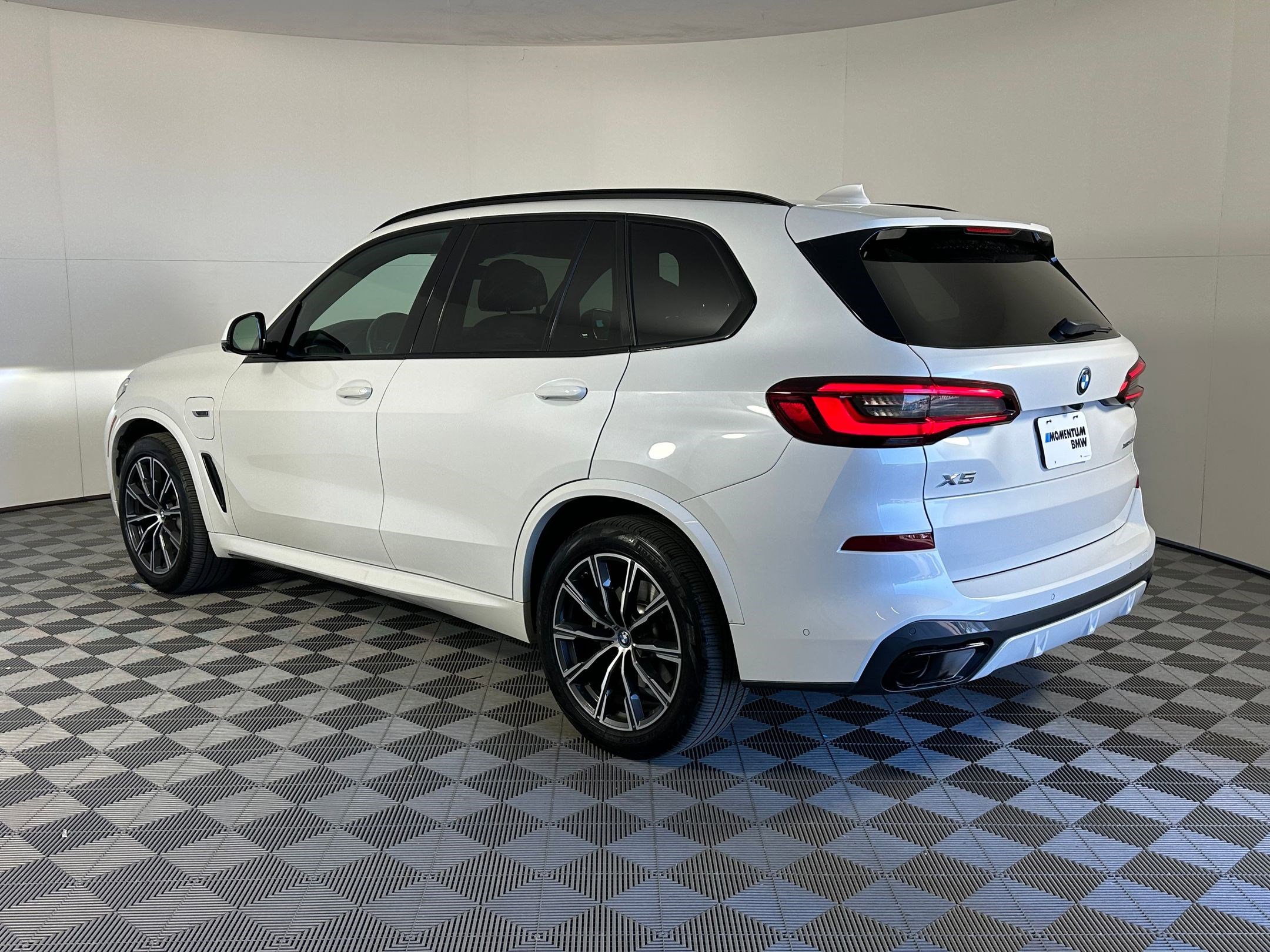 Used 2023 BMW X5 xDrive45e w/ Executive Package image 3