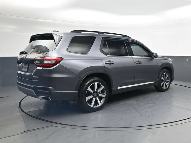 Used 2025 Honda Pilot Touring image 4