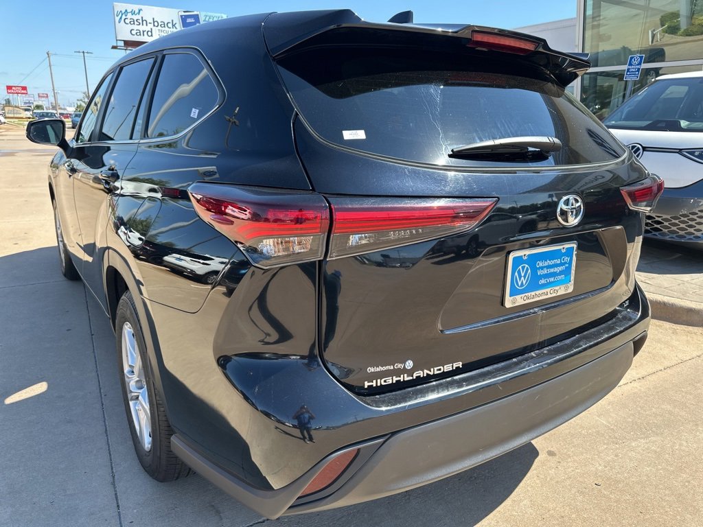 Used 2024 Toyota Highlander LE image 2