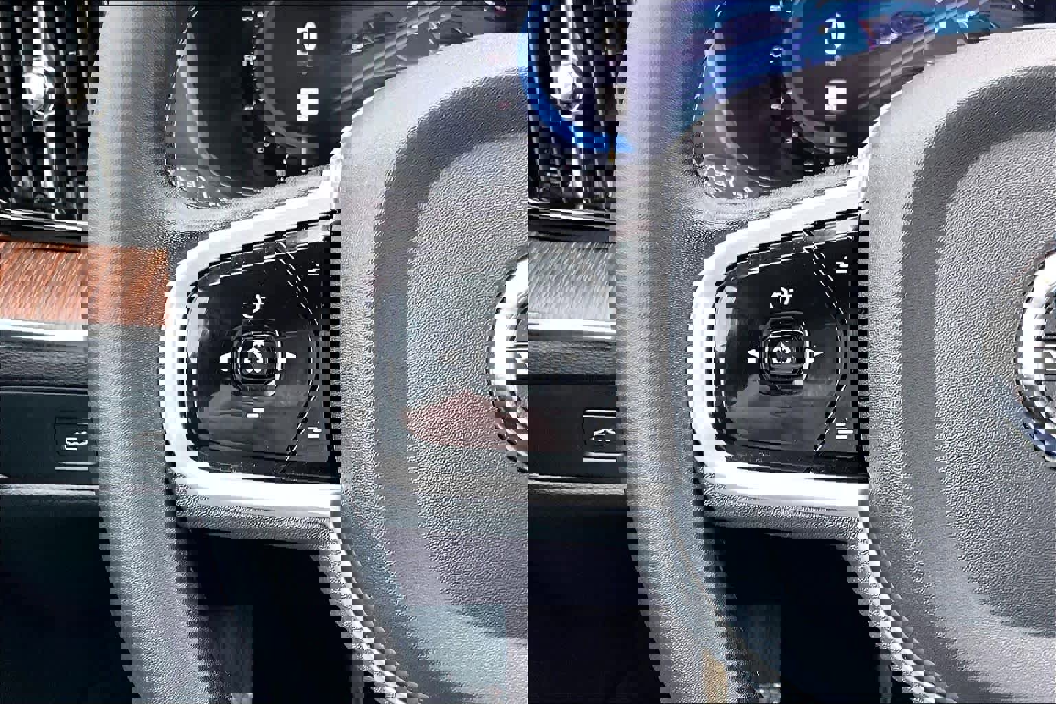 Certified 2023 Volvo XC60 B5 Plus w/ Climate Package image 23