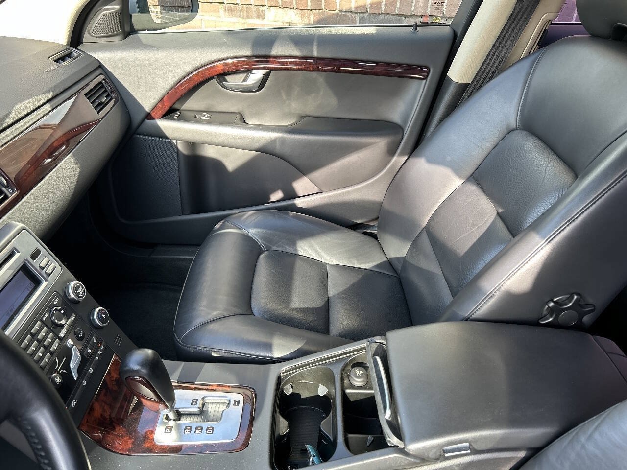 Used 2008 Volvo V70 FWD image 11
