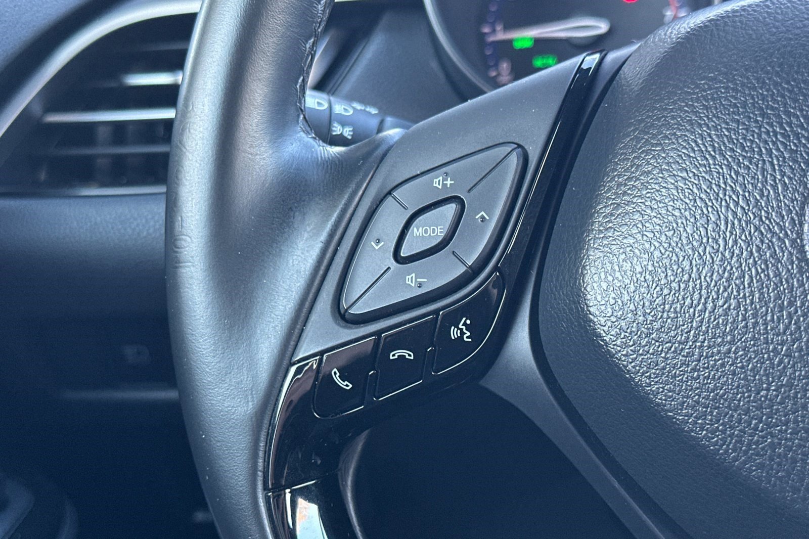 Used 2019 Toyota C-HR XLE image 29