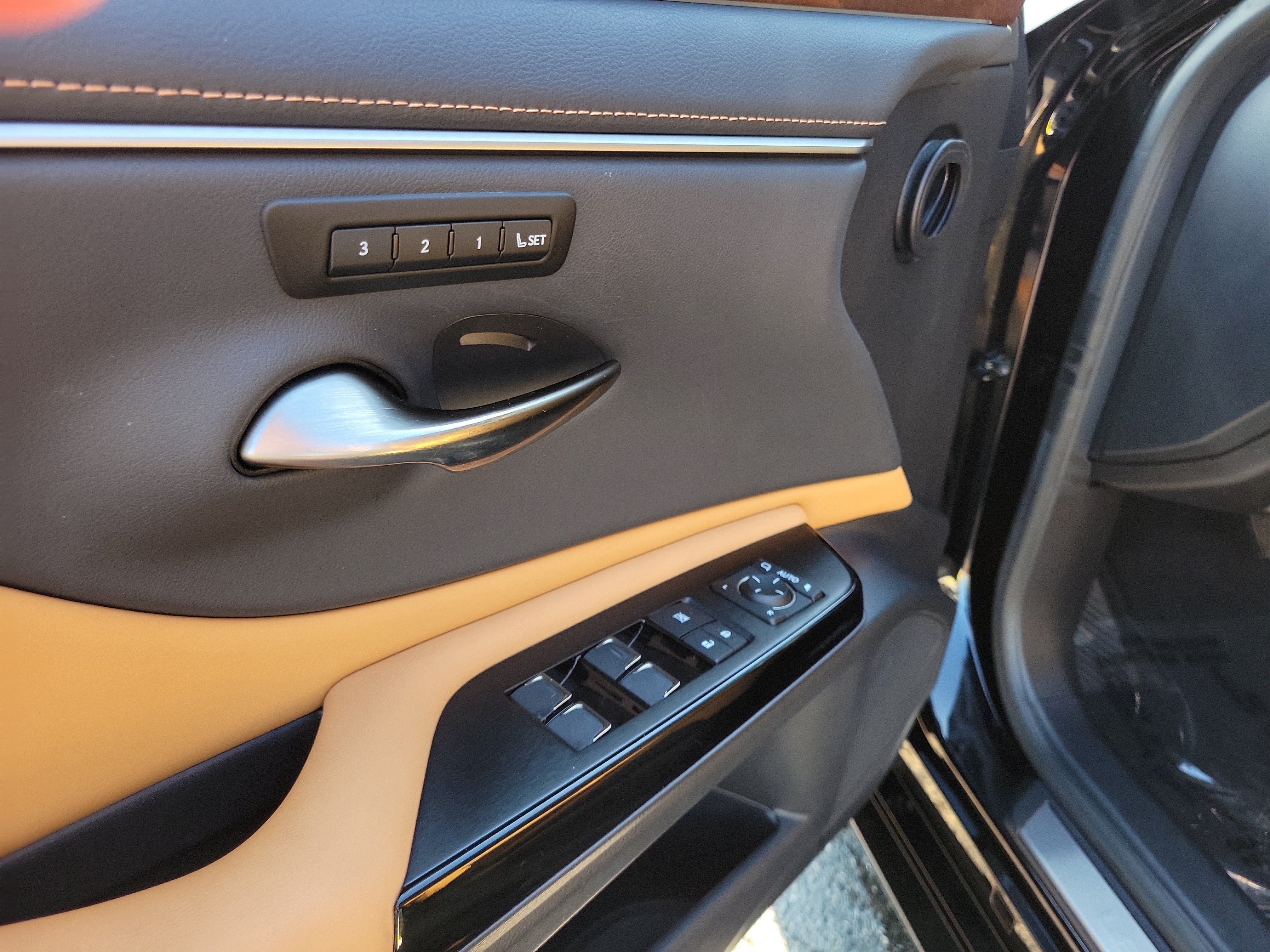 Used 2023 Lexus ES 350 w/ Premium Package FWD image 18
