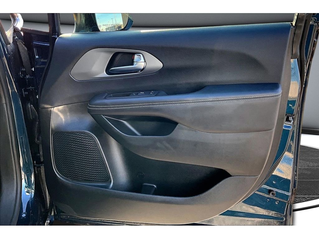 Used 2025 Chrysler Pacifica Select image 21