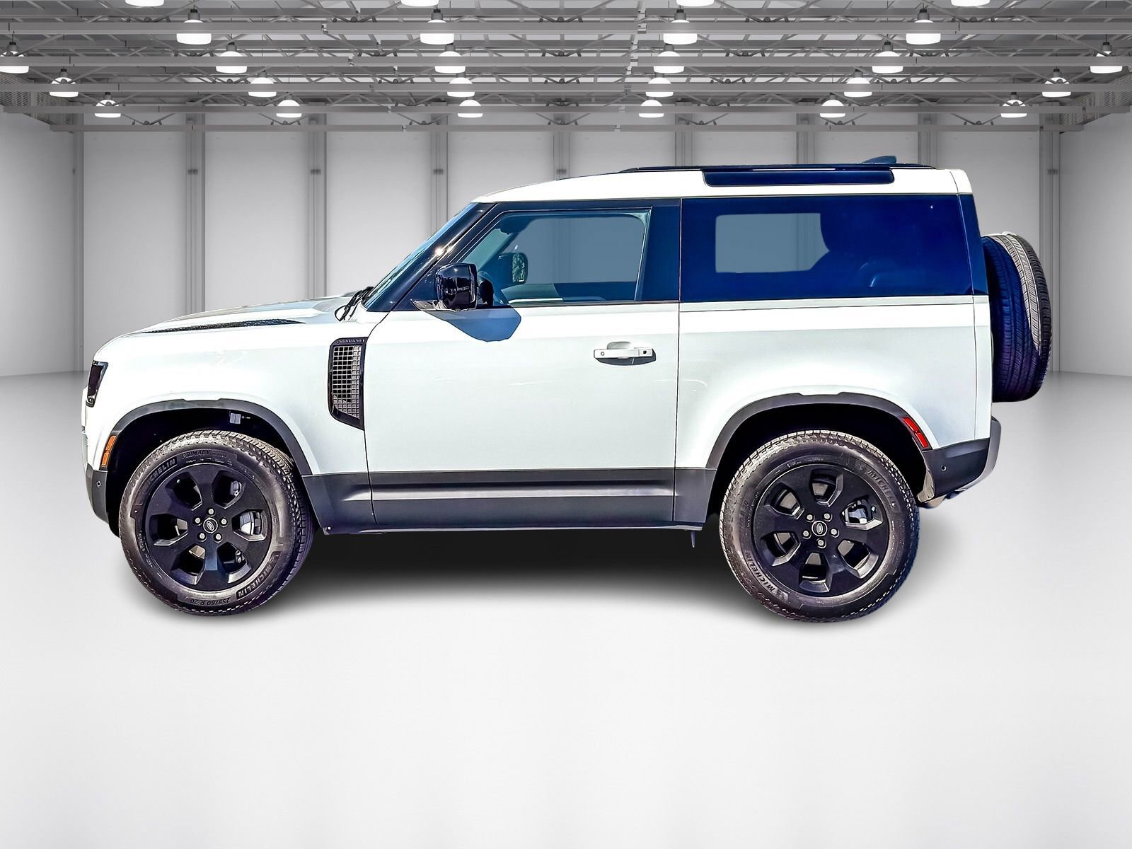 Used 2025 Land Rover Defender 90 S image 2