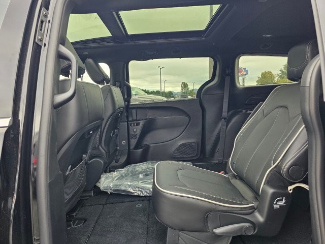 New 2026 Chrysler Pacifica Limited FWD image 20