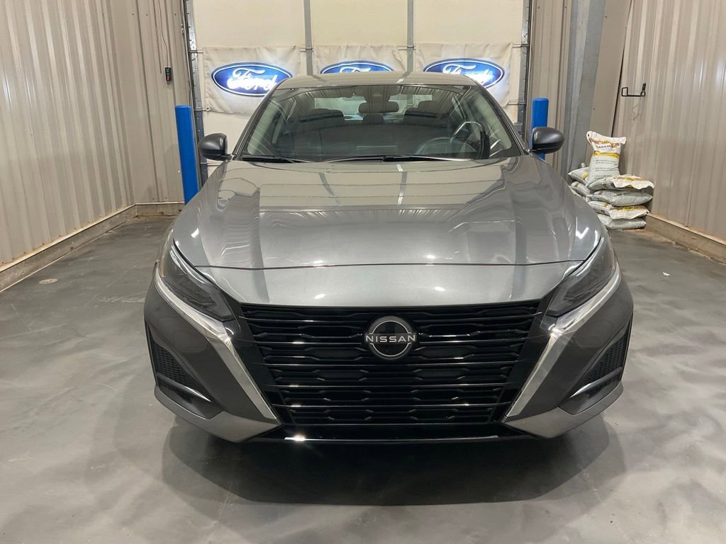 Used 2025 Nissan Altima 2.5 SV FWD image 2