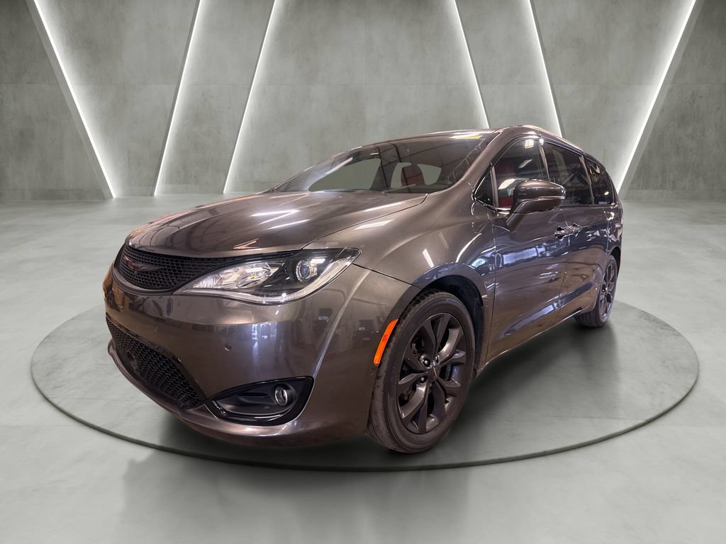 Used 2020 Chrysler Pacifica Limited w/ Quick Order Package 27H Red S FWD image 3