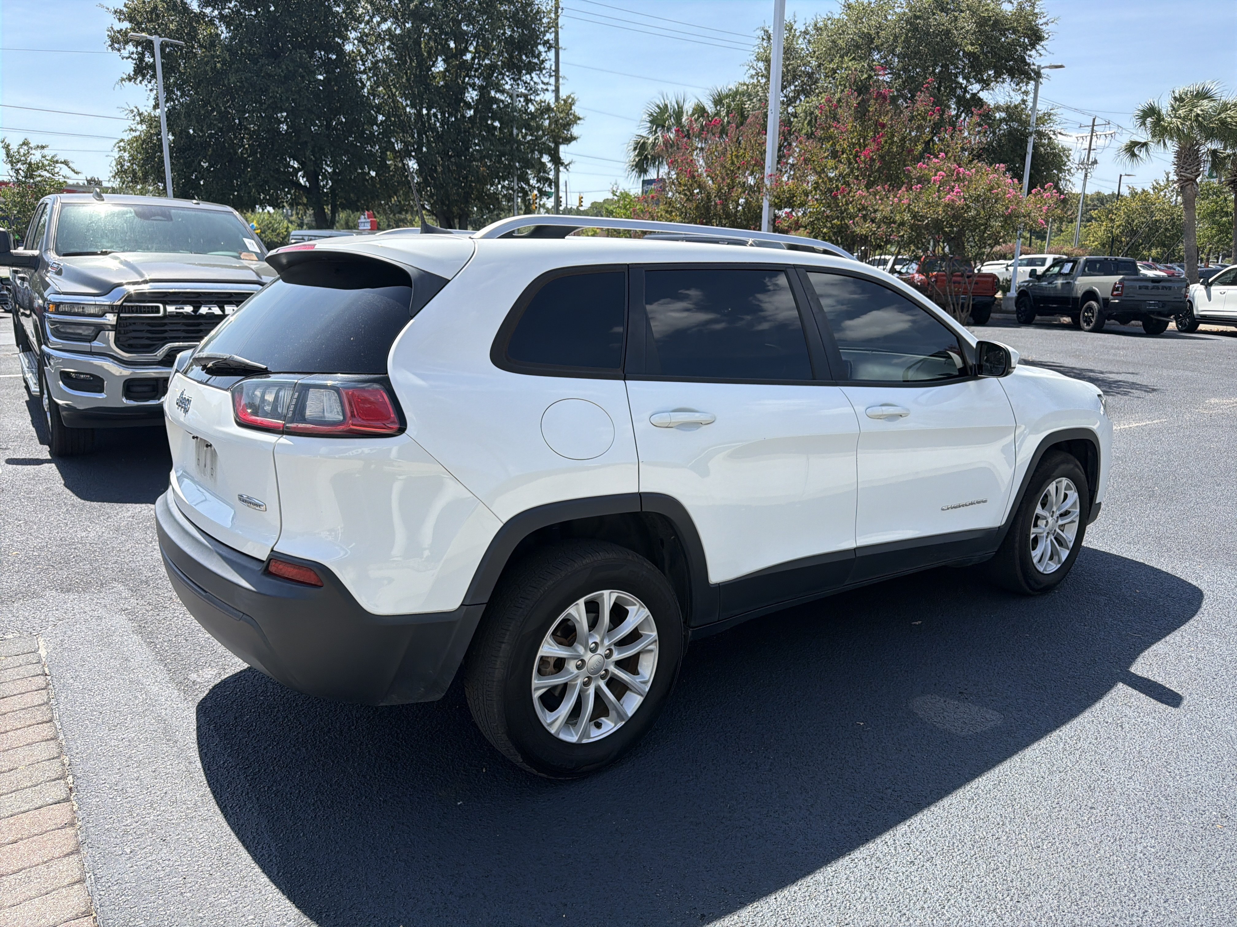 Used 2021 Jeep Cherokee Latitude FWD image 9