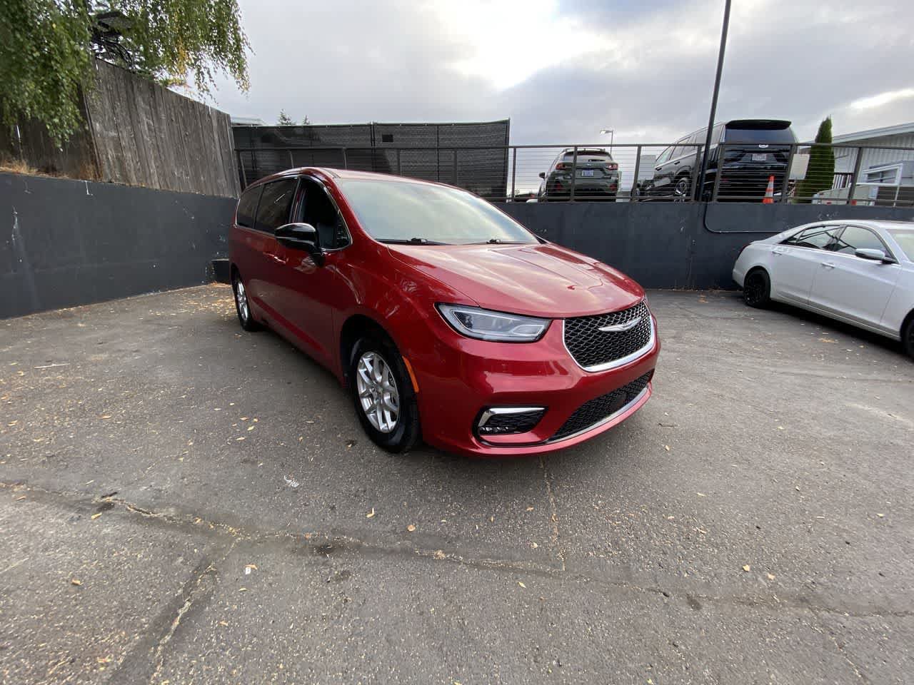 Used 2025 Chrysler Pacifica Select FWD image 8