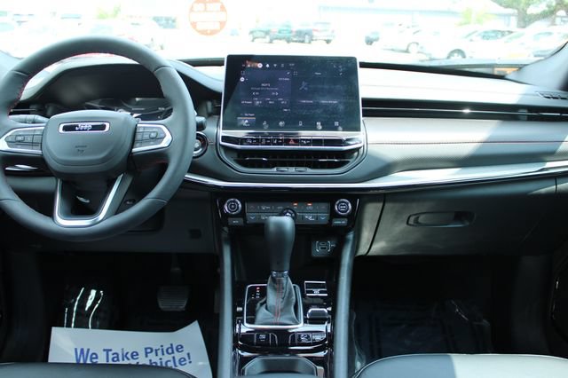 Used 2025 Jeep Compass Trailhawk w/ Trailhawk Convenience Group AWD/4WD image 17