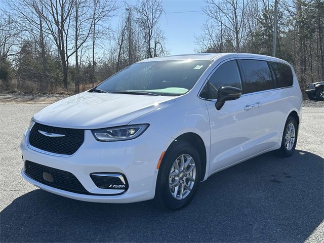 New 2025 Chrysler Pacifica Select image 2