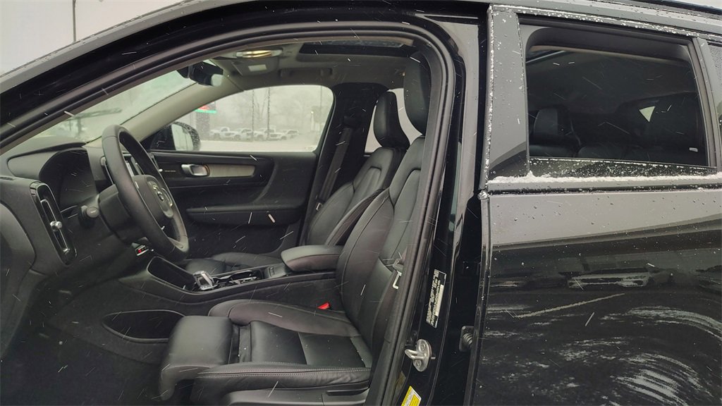 Used 2024 Volvo XC40 B5 Plus w/ Protection Package Premier image 7