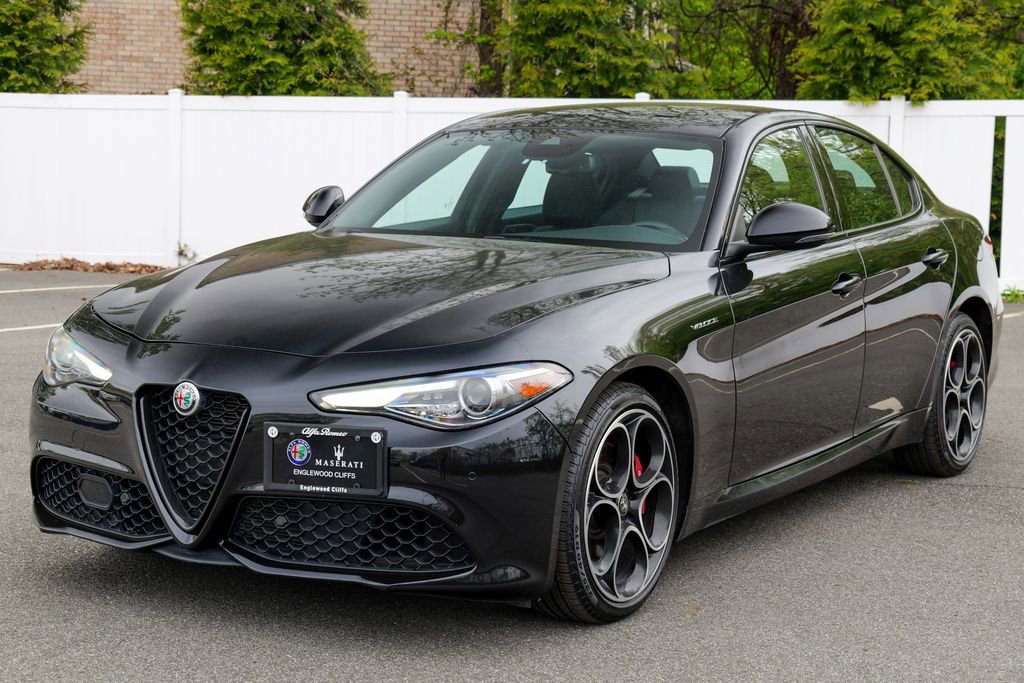 Used 2022 Alfa Romeo Giulia Veloce AWD/4WD image 3