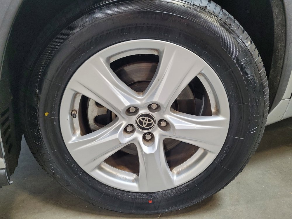 Used 2021 Toyota Highlander L FWD image 31