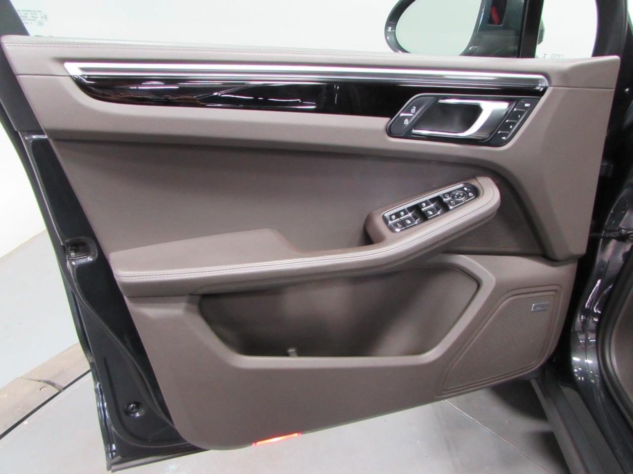 Used 2021 Porsche Macan S AWD/4WD image 12