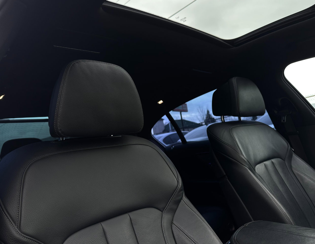 Used 2019 BMW 740i w/ M Sport Package image 28