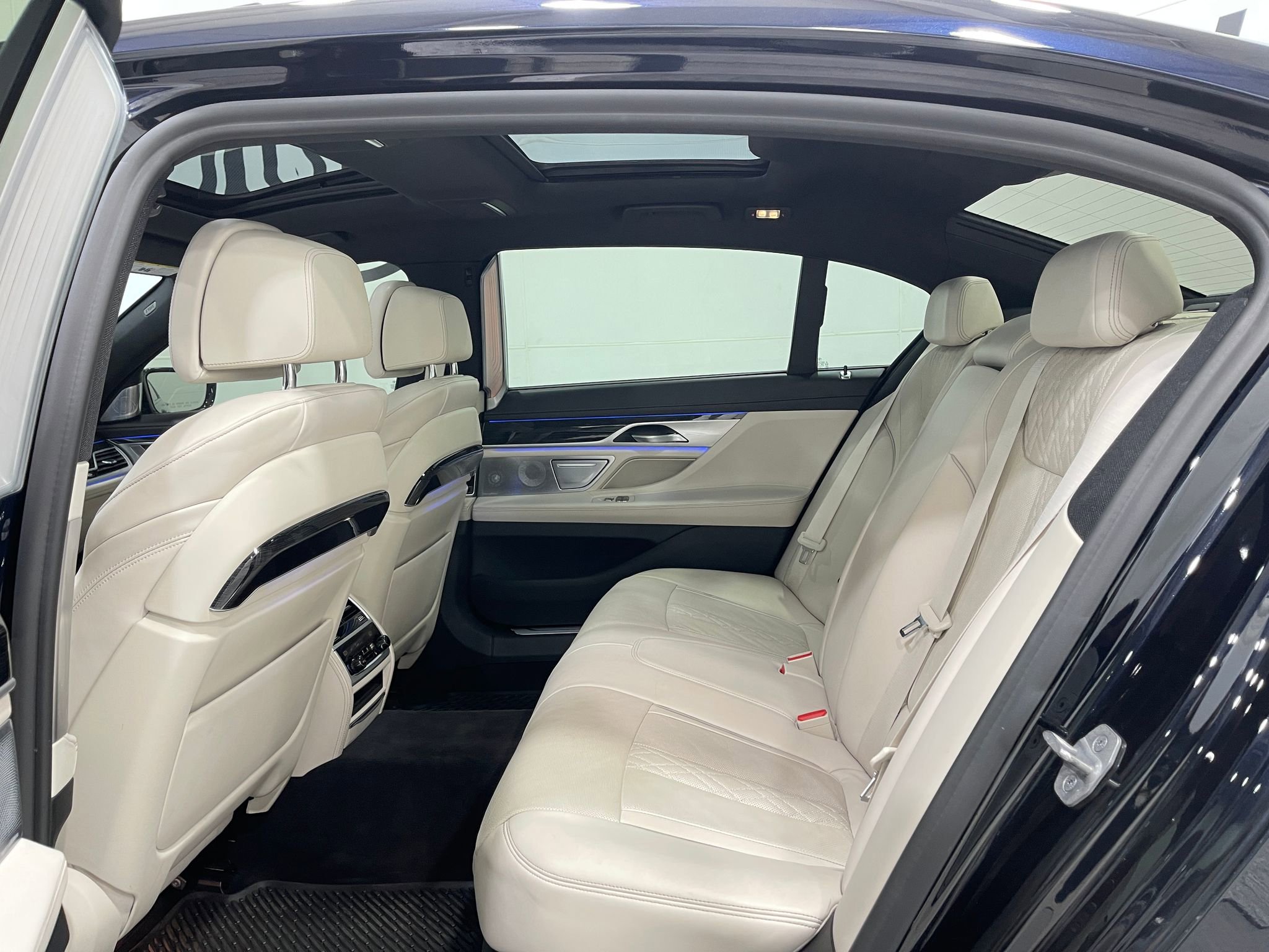 Used 2021 BMW 750i xDrive w/ Executive Package image 30