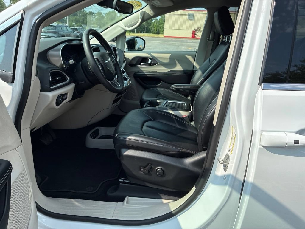 Used 2024 Chrysler Pacifica Touring-L FWD image 10