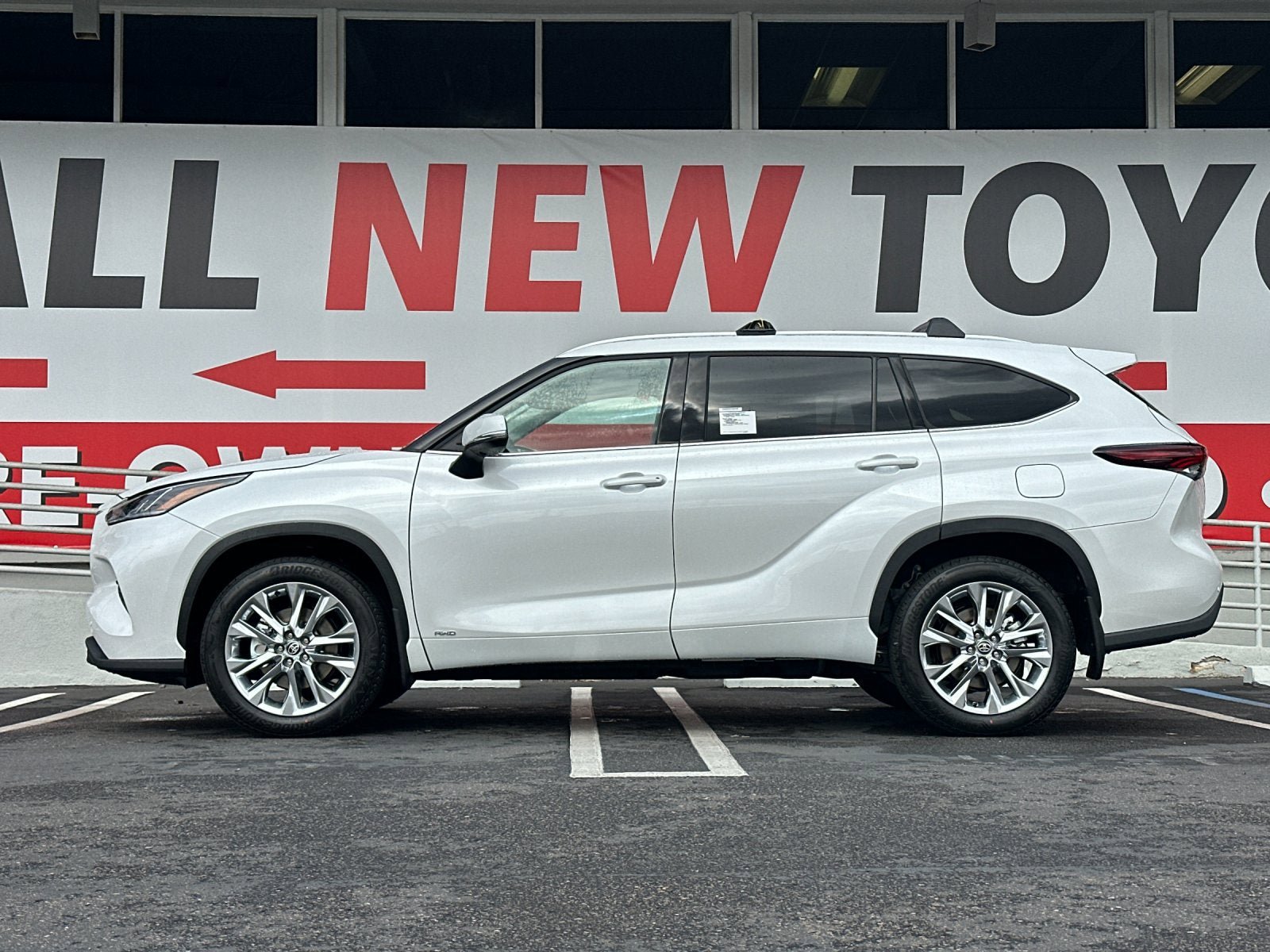 New 2026 Toyota Highlander Limited AWD/4WD image 2