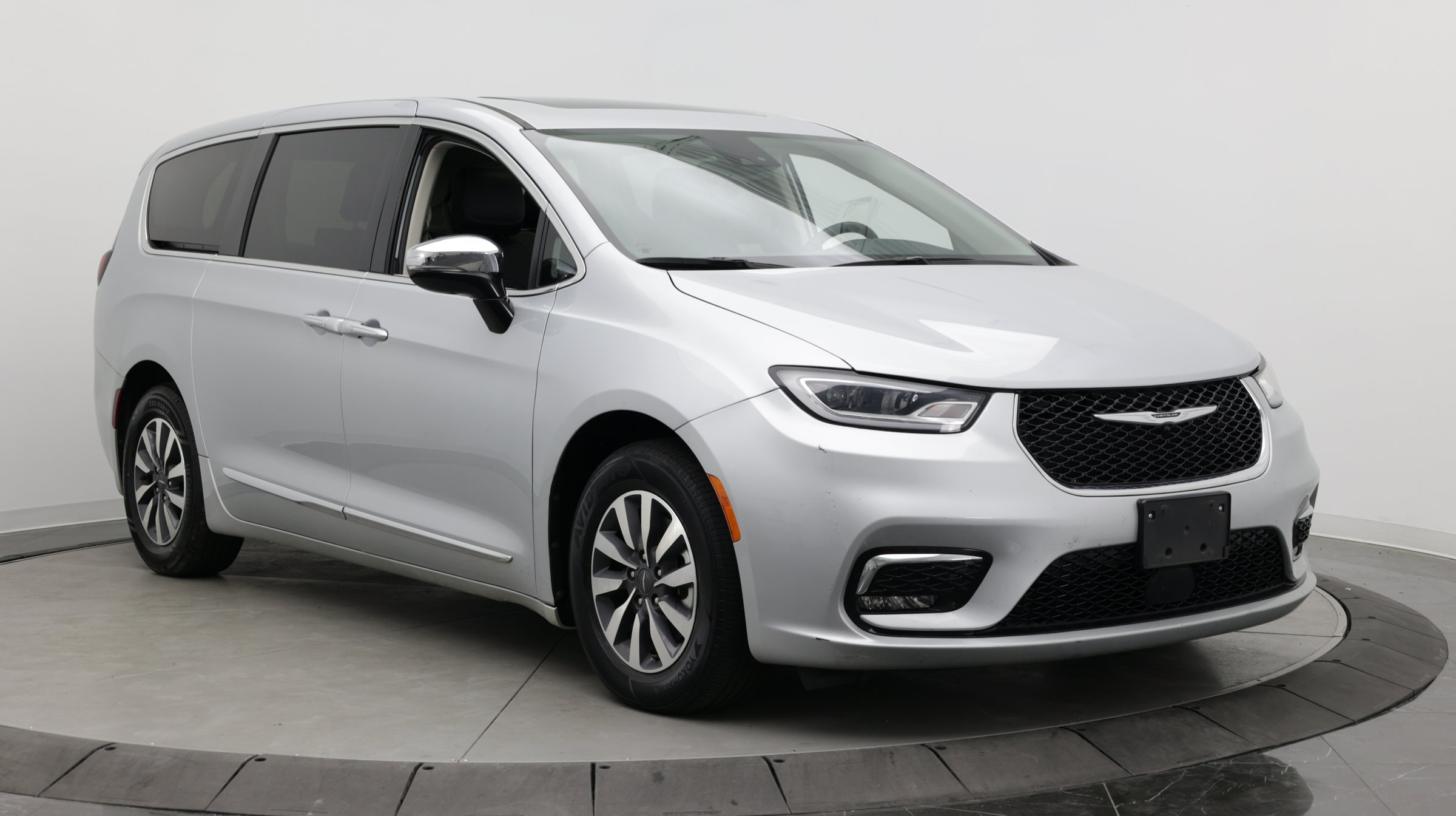 Used 2023 Chrysler Pacifica Limited FWD image 3