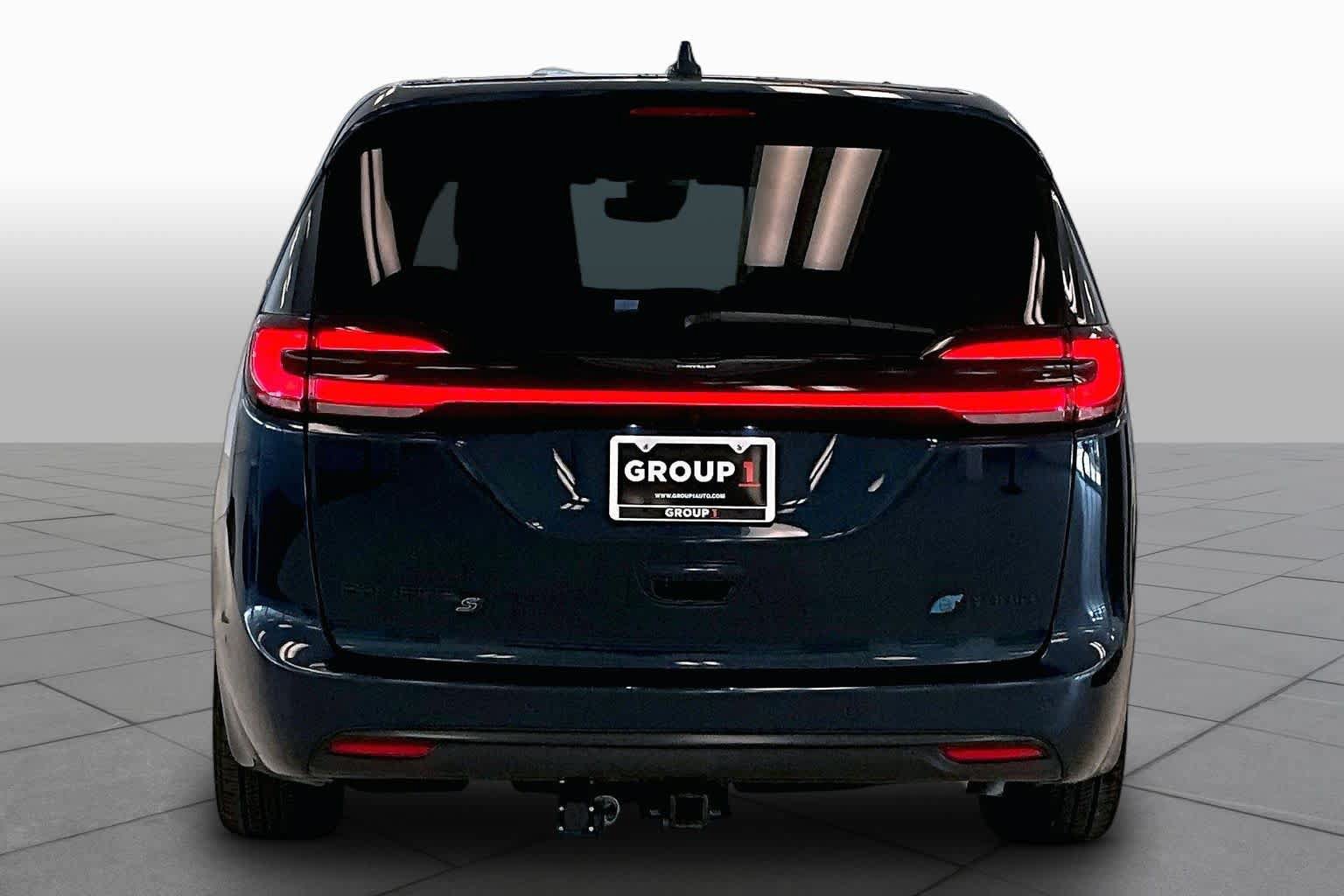 Used 2022 Chrysler Pacifica Touring-L w/ Uconnect Theater Family Group FWD image 4