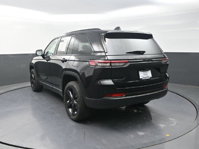 Used 2025 Jeep Grand Cherokee Altitude AWD/4WD image 8