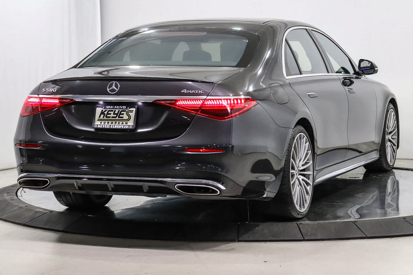 Used 2023 Mercedes-Benz S 580 4MATIC Sedan image 6