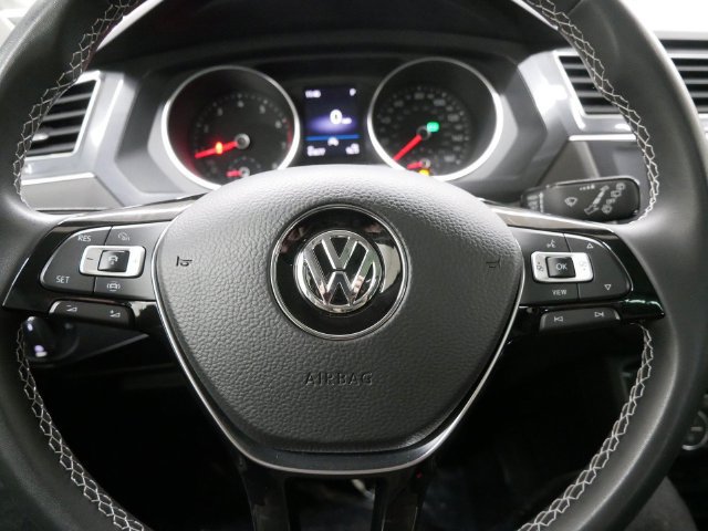Used 2021 Volkswagen Tiguan SEL AWD/4WD image 17