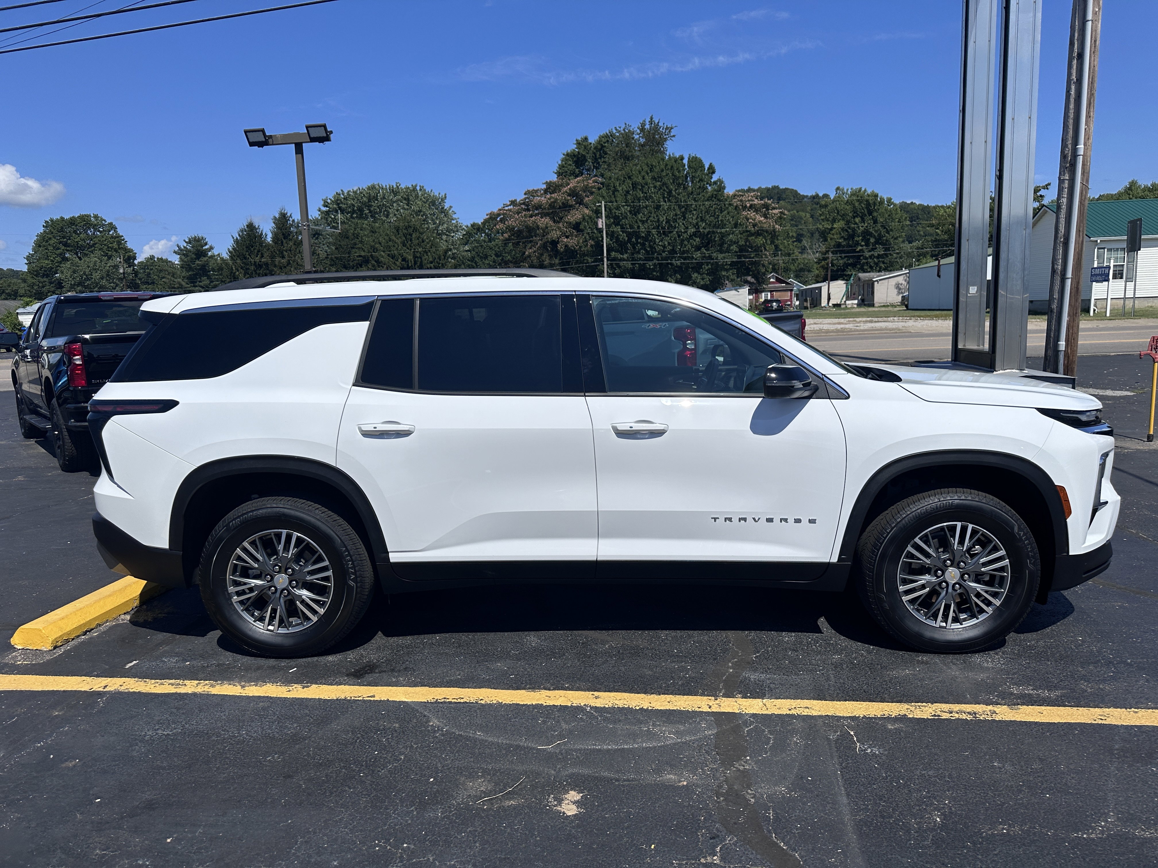 Used 2025 Chevrolet Traverse LT image 7