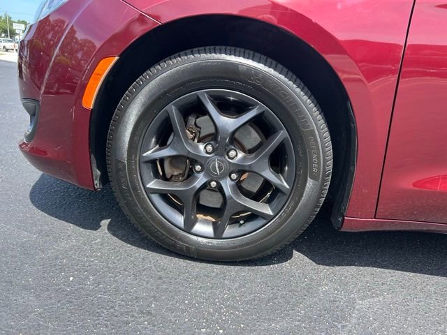Used 2019 Chrysler Pacifica Touring-L Plus w/ S Appearance Package image 9