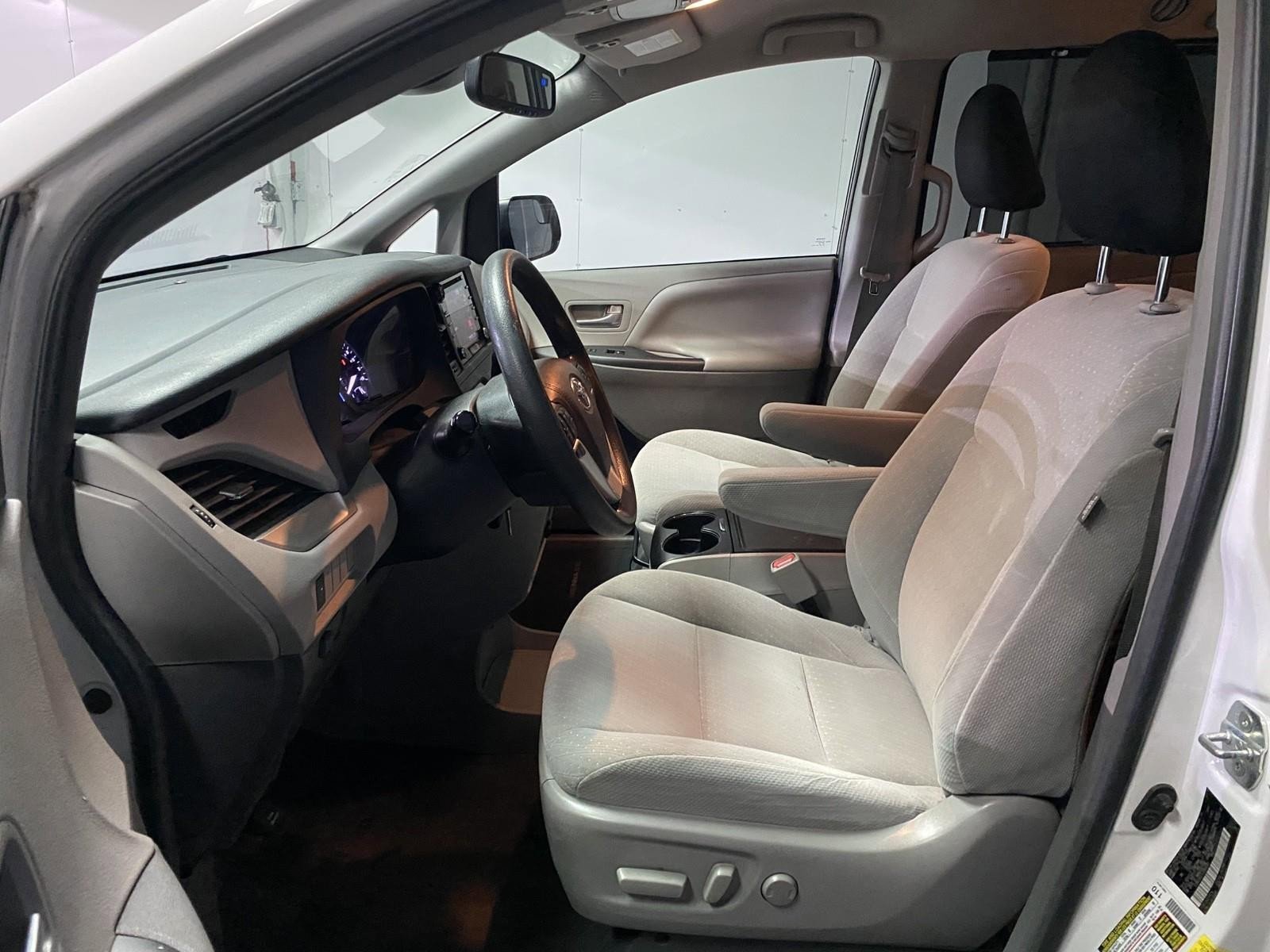 Used 2018 Toyota Sienna LE w/ Carpet Mat Package image 22