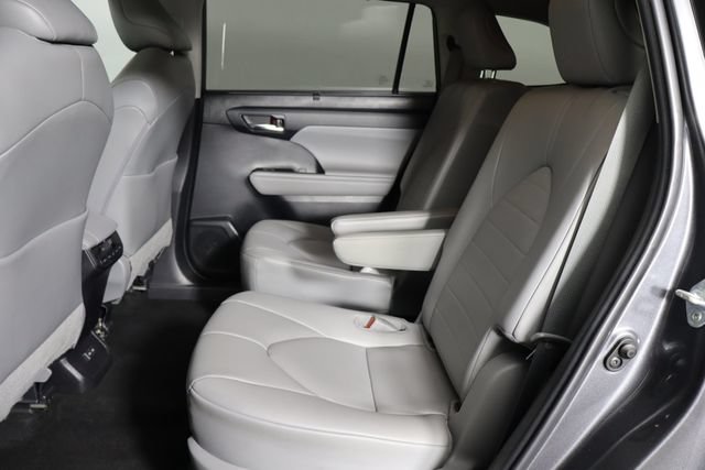 Used 2023 Toyota Highlander XLE FWD image 16
