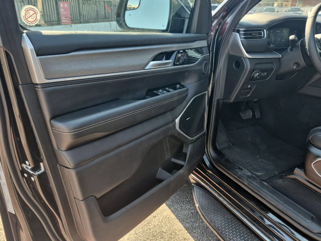 Used 2025 Jeep Wagoneer L Series II AWD/4WD image 6