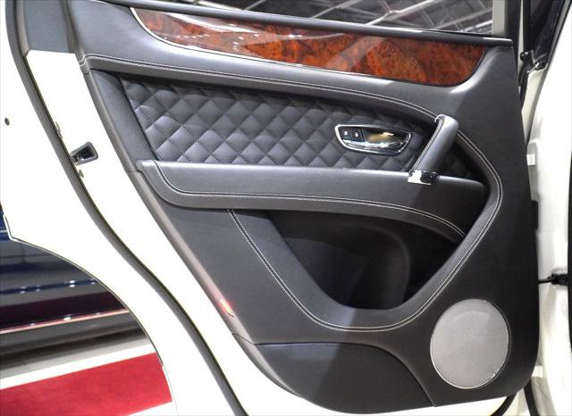 Used 2018 Bentley Bentayga AWD/4WD image 14