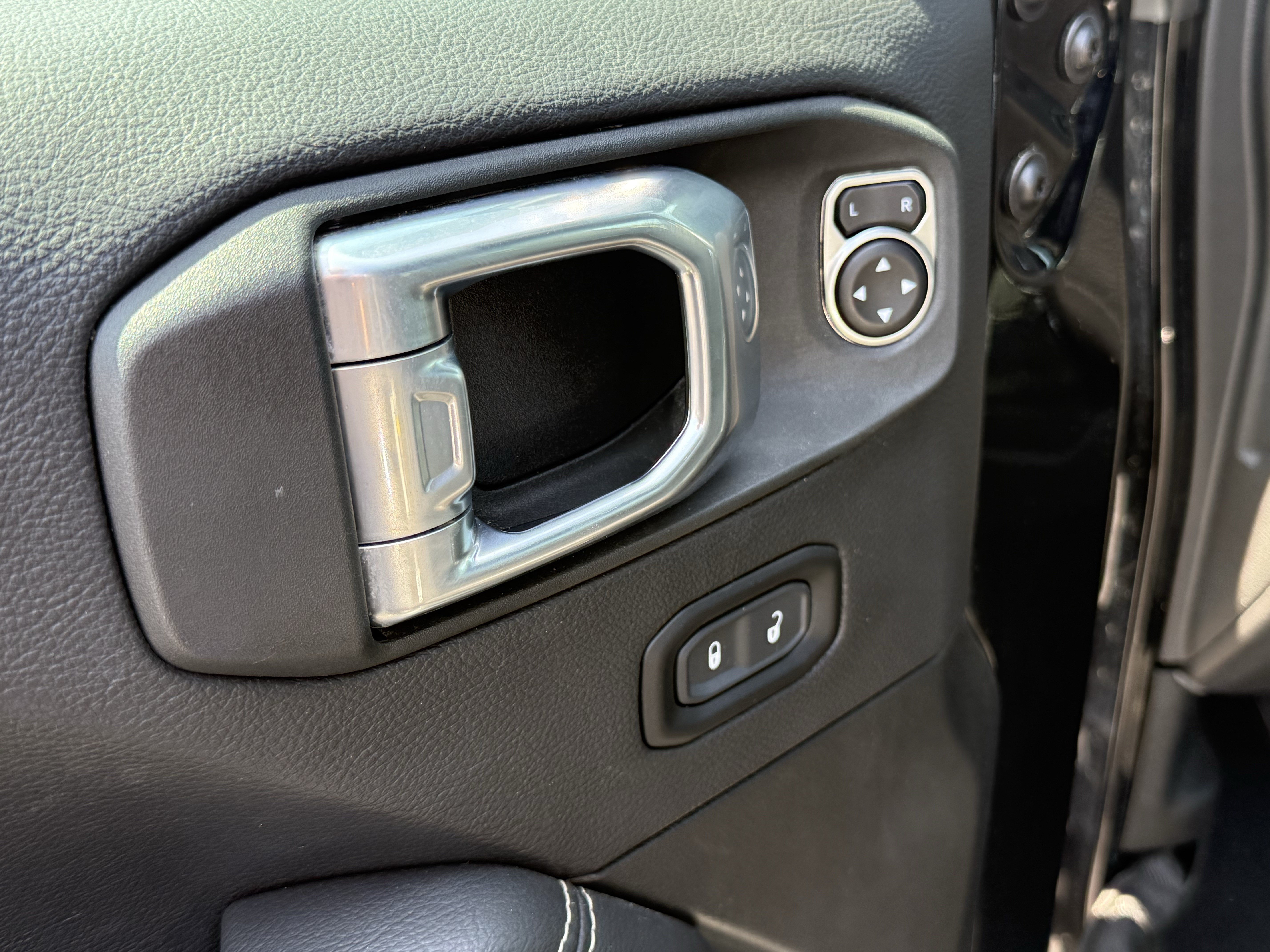 Used 2023 Jeep Wrangler Unlimited Sahara w/ Cold Weather Group AWD/4WD image 15