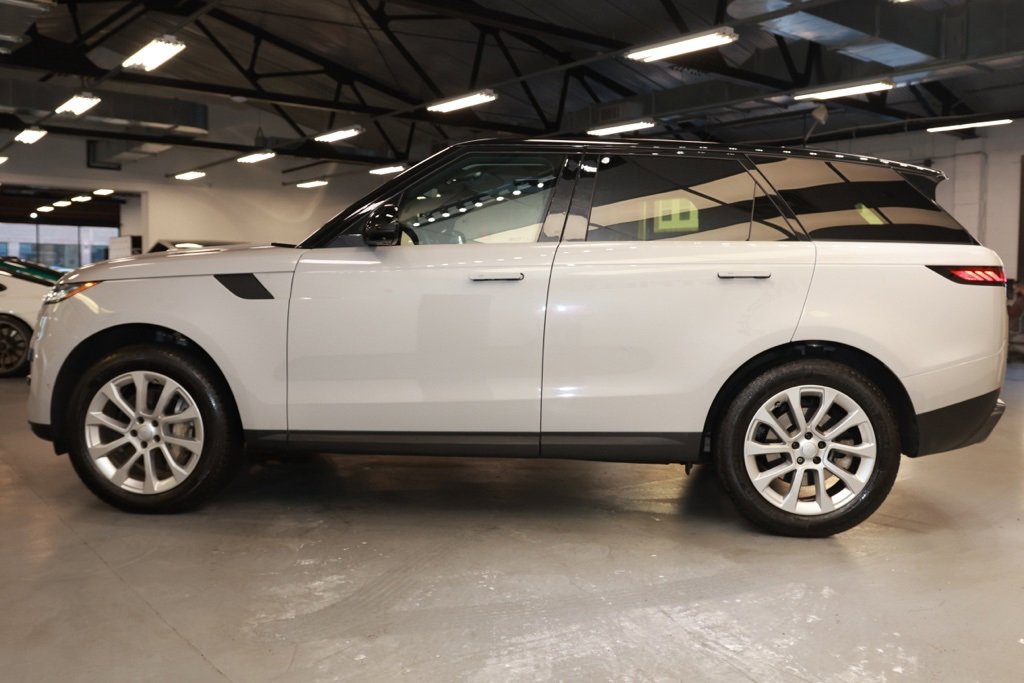 Used 2024 Land Rover Range Rover Sport SE image 4