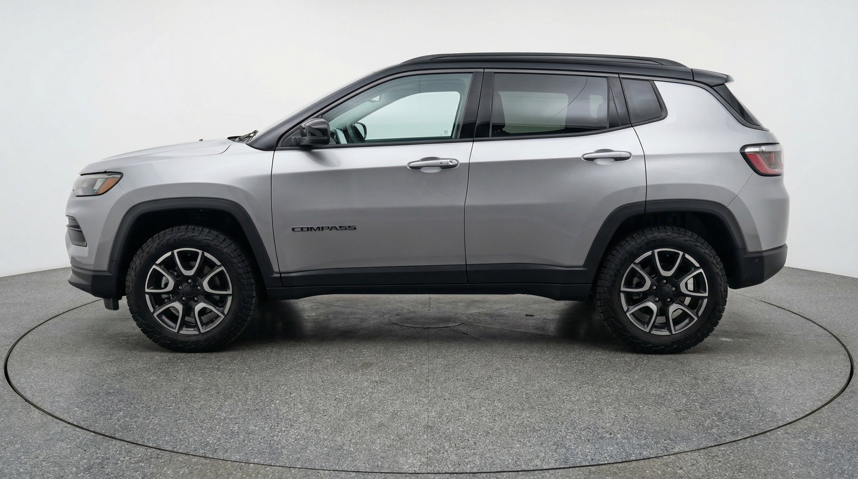Used 2025 Jeep Compass Trailhawk image 5