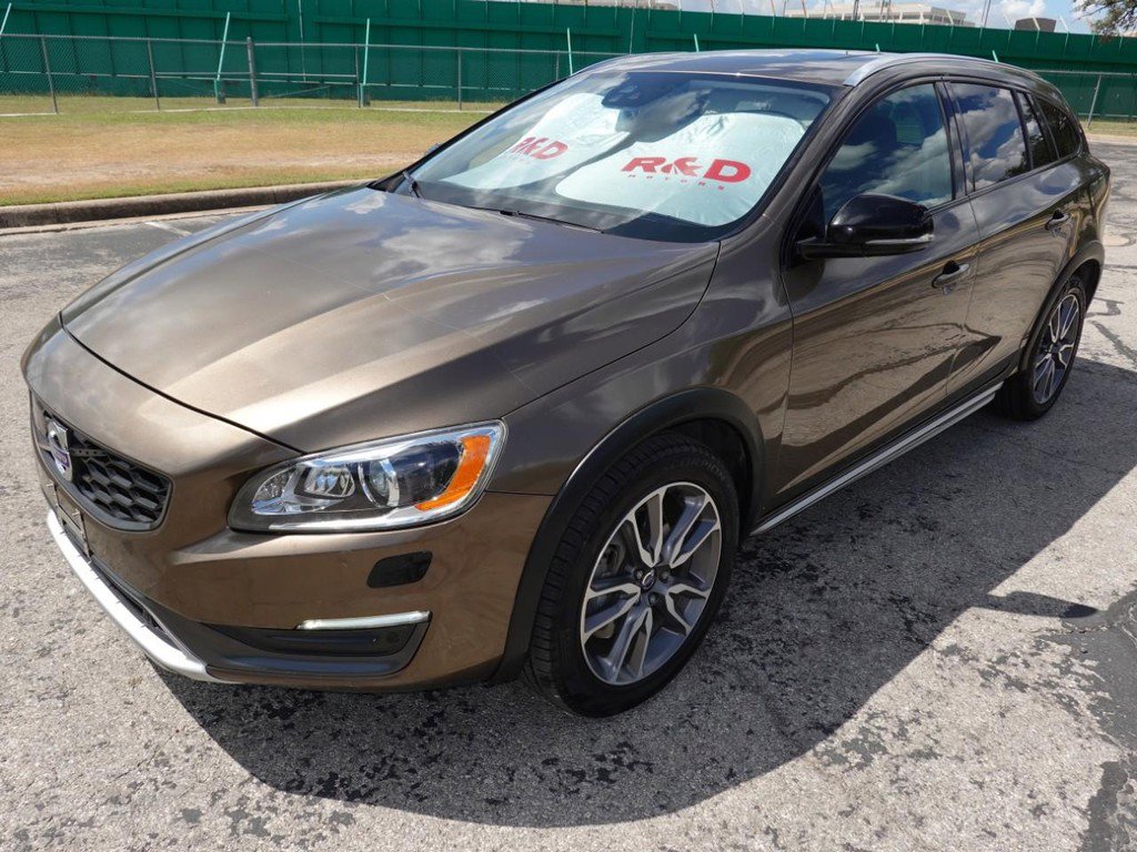 Used 2016 Volvo V60 T5 Cross Country Platinum image 3